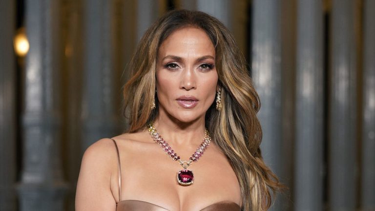 Jennifer Lopez a porté une petite robe noire pour célébrer This Is Me... Maintenant, mais honnêtement, comment ça reste ?
