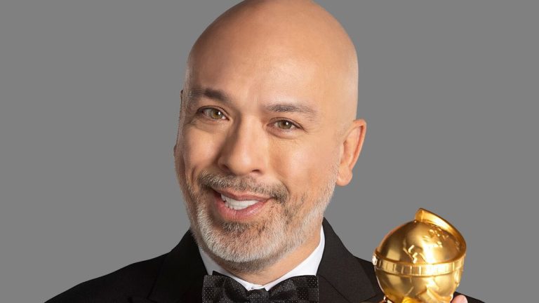 Jo Koy a commencé les Golden Globes avec un monologue, et Internet le rôtit
