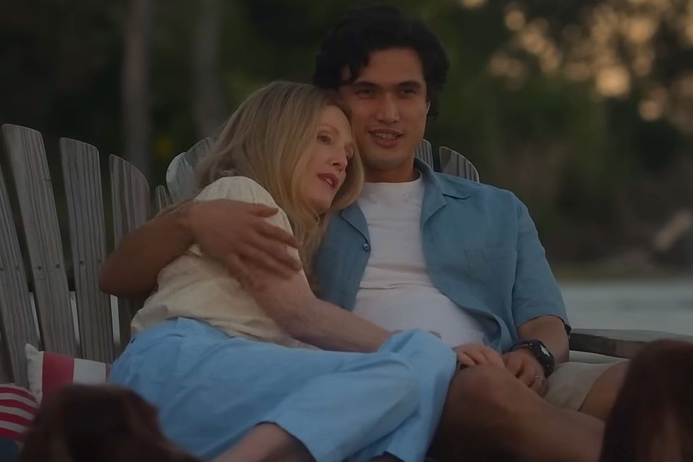 Charles Melton et Julianne Moore s'embrassent