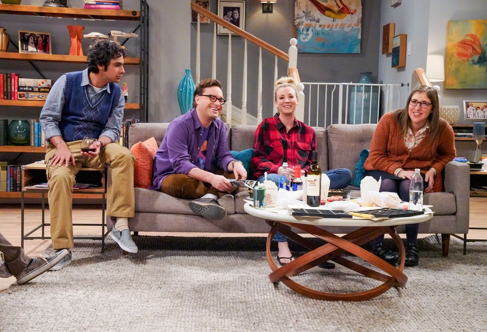 rajesh koothrappali kunal nayyar, leonard hofstadter johnny galecki, penny kaley cuoco et amy farrah fowler mayim bialik quand bernadette ne veut pas accoucher, tous ses amis essaient différentes tactiques pour faire démarrer les choses