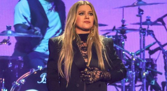 Kelly Clarkson dit que ses enfants ne peuvent « jamais avoir » de réseaux sociaux lorsqu’ils vivent avec elle