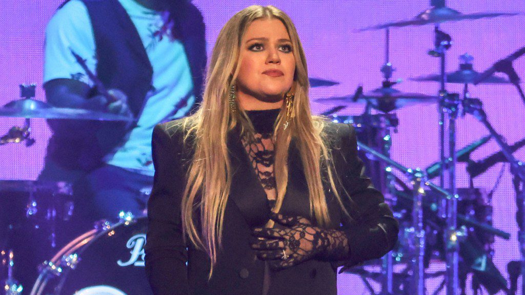 Kelly Clarkson dit que ses enfants ne peuvent « jamais avoir » de réseaux sociaux lorsqu’ils vivent avec elle
