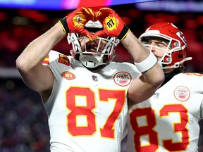 Travis Kelce (87 ans) des Chiefs de Kansas City célèbre après avoir marqué un touchdown de 22 yards contre les Bills de Buffalo au cours du deuxième trimestre lors d'un match éliminatoire de la ronde divisionnaire de l'AFC au Highmark Stadium, le dimanche 21 janvier 2024, à Orchard Park, NY