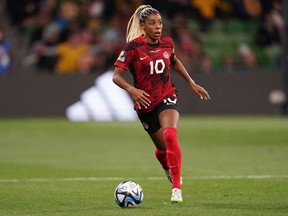 La Canadienne Ashley Lawrence est finaliste de l'équipe d'étoiles du FIFA FIFPro World 11, votée par 28 000 joueurs professionnels du monde entier.&ampnbsp;Lawrence court avec le ballon lors de l'action de football du Groupe B contre l'Australie lors de la Coupe du Monde Féminine de la FIFA à Melbourne, Australie, lundi 31 juillet 2023.