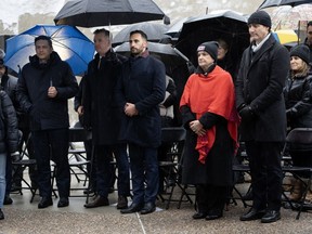 Le premier ministre Justin Trudeau se tient aux côtés de l'envoyée spéciale du Canada pour la préservation de la mémoire de l'Holocauste et la lutte contre l'antisémitisme, Deborah Lyons, le ministre de l'Éducation de l'Ontario, Stephen Lecce, le député conservateur de Leeds-Grenville-Thousand Islands et Rideau Lakes Michael Barrett et le chef conservateur Pierre Poilievre lors d'une cérémonie commémorative. le 79e anniversaire de la libération du camp de concentration d'Auschwitz-Birkenau au Mémorial national de l'Holocauste, à Ottawa, le vendredi 26 janvier 2024.