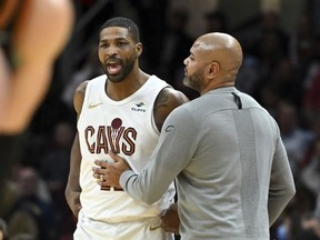 Tristan Thompson des Cleveland Cavaliers, à gauche, est retenu par l'entraîneur-chef JB Bickerstaff, après que Thompson ait été appelé pour une faute technique lors de la seconde moitié d'un match de basket-ball NBA contre les Wizards de Washington, le vendredi 5 janvier 2024, à Cleveland.  Le centre de Cleveland Thompson a été suspendu 25 matchs par la NBA pour avoir violé son programme antidrogue.