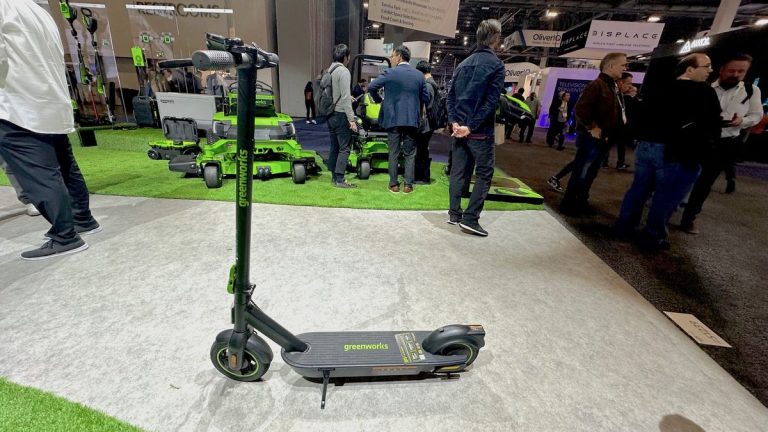 La batterie du scooter électrique Greenworks peut également alimenter votre tondeuse à gazon et votre souffleur de feuilles