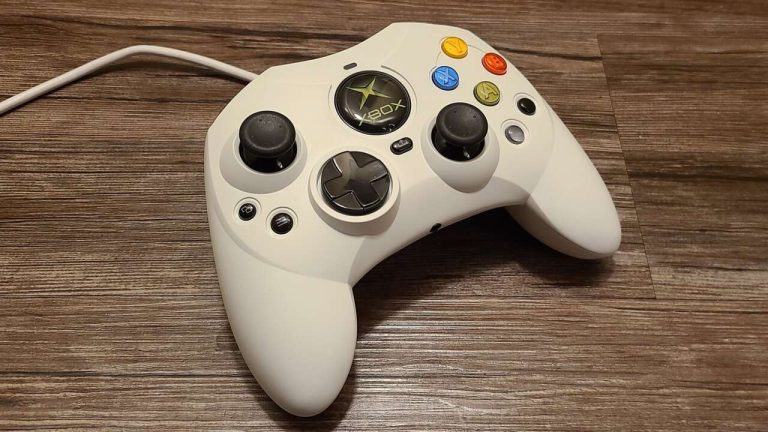 La manette Xbox originale S reçoit des mises à niveau majeures pour sa réédition Hyperkin
