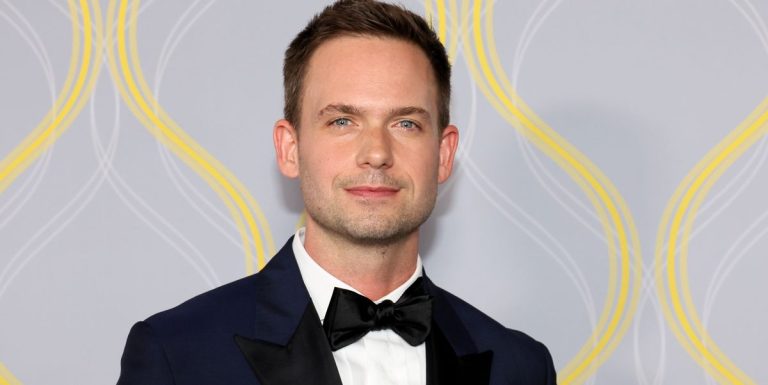 La star de Suits, Patrick J. Adams, partage un hommage déchirant après la mort de son chien
