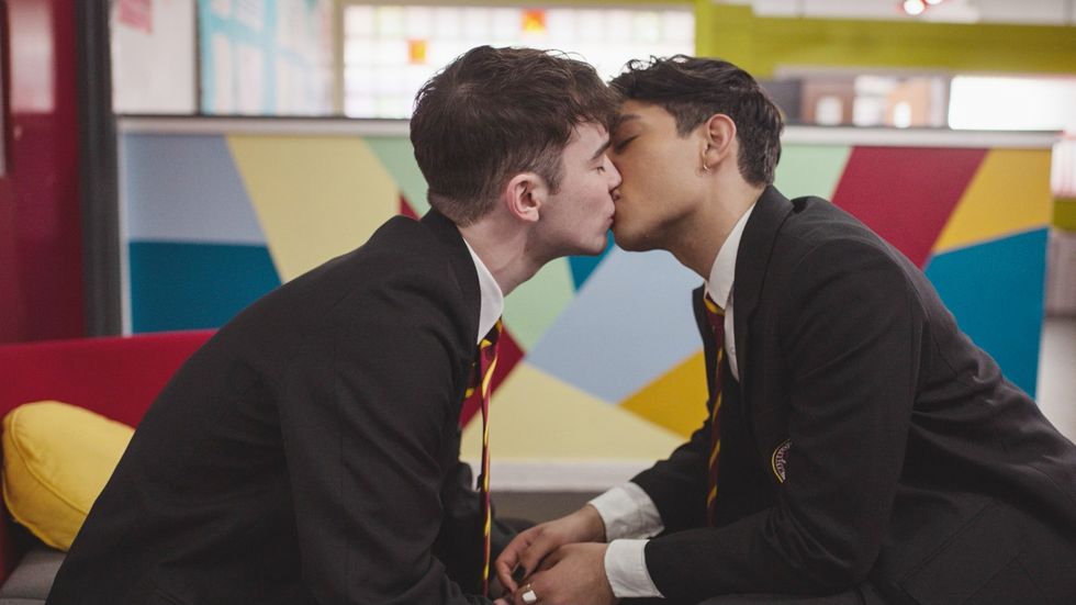 Noah Valentine dans le rôle de Preston Walters et Adam Ali dans le rôle de Kai Sharif s'embrassent sur Waterloo Road