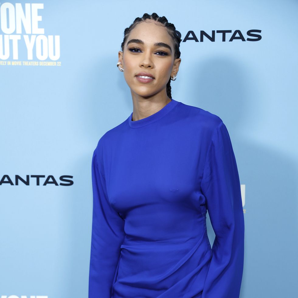 Alexandra Shipp pose sur le tapis rouge lors de la première de 