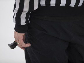 La tirade de l’entraîneur contre l’arbitre suscite des appels à l’action contre les abus envers les officiels du hockey