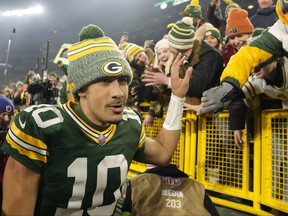 Jordan Love des Green Bay Packers salue les fans après une victoire contre les Bears de Chicago au Lambeau Field le dimanche 7 janvier 2024, à Green Bay, Wisconsin.