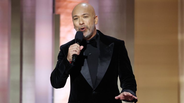 L'animatrice des Golden Globes, Jo Koy, répond aux critiques du monologue : "C'est une salle difficile"
