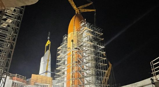 L'ascenseur vertical de la navette spatiale Endeavour est en cours au California Science Center