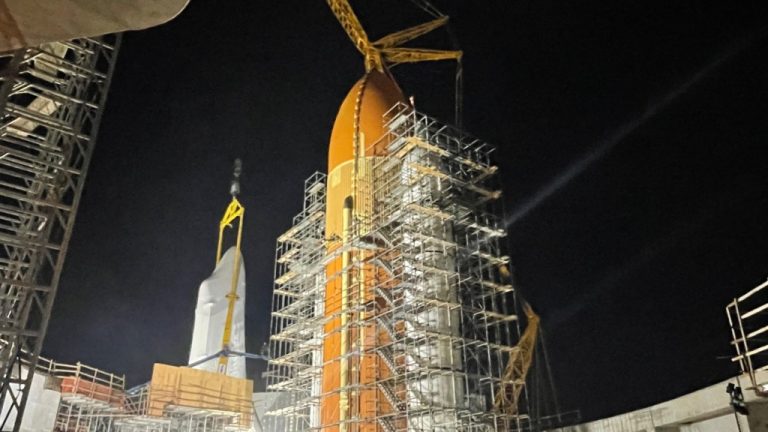 L'ascenseur vertical de la navette spatiale Endeavour est en cours au California Science Center
