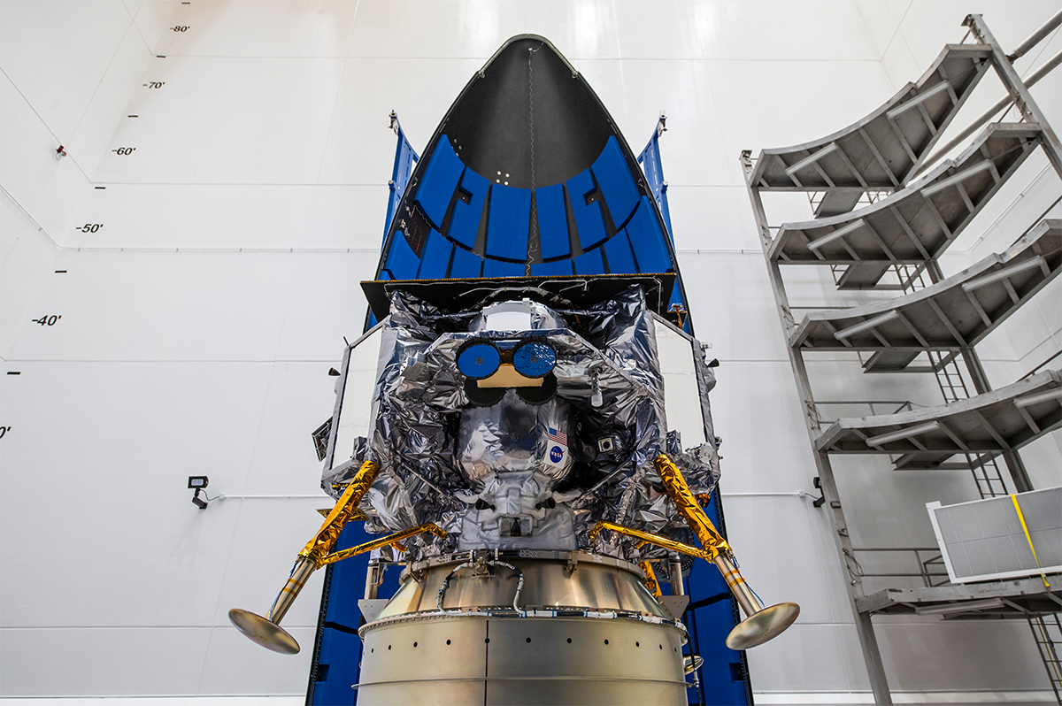 pèlerin astrobotique ula vulcan.  un laner lunaire chargé dans le nez de la fusée