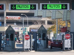 Des gens se dirigent vers les États-Unis via le poste frontalier de Peace Bridge, le 8 novembre 2021.