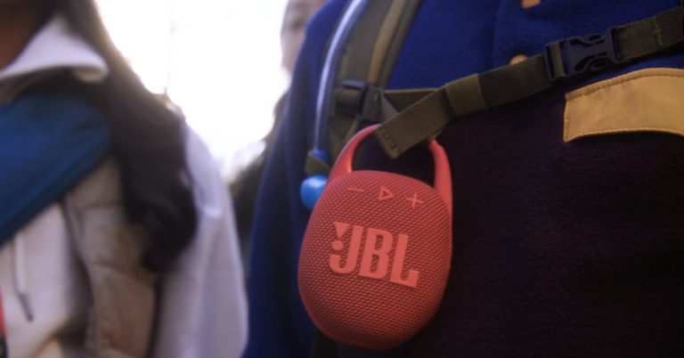 Le Clip 5 de JBL peut aller dans plus d’endroits et se connecter à plus de haut-parleurs avec Auracast