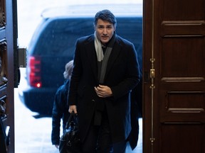 Le premier ministre Justin Trudeau arrive sur la Colline du Parlement avant une réunion du caucus, à Ottawa, le vendredi 26 janvier 2024.