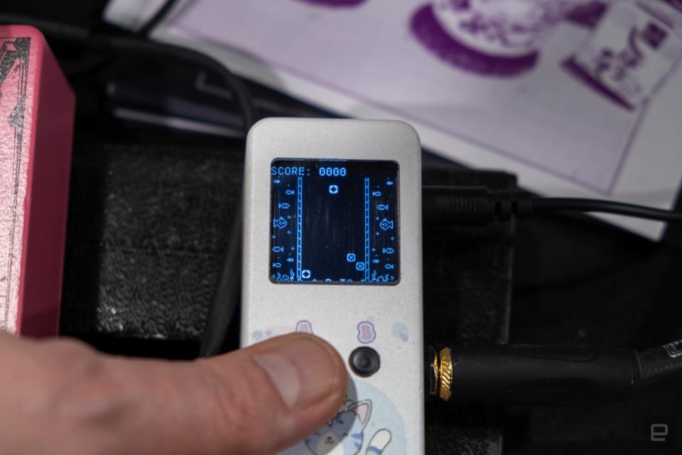 La pédale tampon virtuelle pour animaux de compagnie Ground Control Audio UwU jouant « Fishy Blocks » au NAMM 2024.