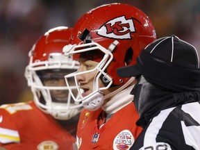 Le quart-arrière des Chiefs Patrick Mahomes se dirige vers la touche après que son casque ait été fissuré au cours du troisième quart-temps des éliminatoires de l'AFC Wild Card contre les Dolphins de Miami au GEHA Field du Arrowhead Stadium de Kansas City, Missouri, le samedi 13 janvier 2024.