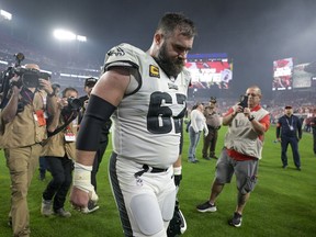 Le centre des Eagles de Philadelphie, Jason Kelce, quitte le terrain à la suite d'un match de football éliminatoire de la NFL contre les Buccaneers de Tampa Bay, le lundi 15 janvier 2024, à Tampa, en Floride, les Buccaneers ont gagné 32-9.