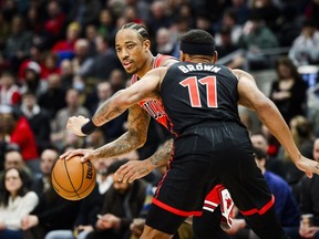 L'attaquant des Chicago Bulls DeMar DeRozan (11 ans) se dirige vers le filet sous la garde de l'attaquant des Raptors de Toronto Bruce Brown (11 ans) lors de la première moitié de l'action de basket-ball de la NBA à Toronto le jeudi 18 janvier 2024.