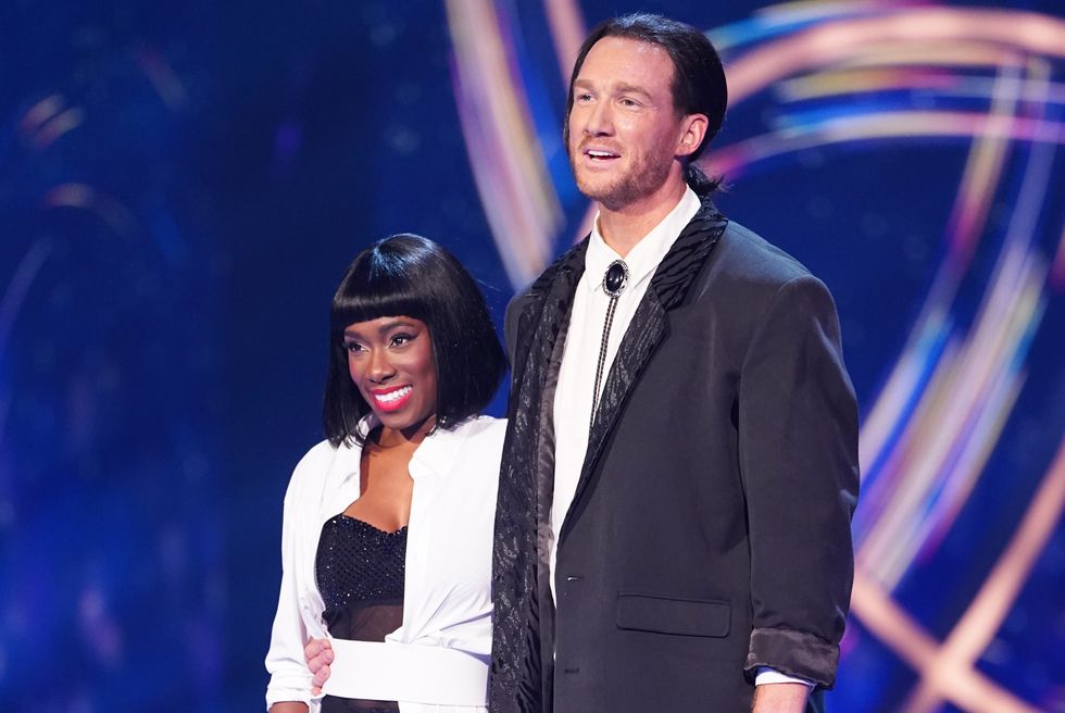 Greg Rutherford et Vanessa James, dansant sur la glace