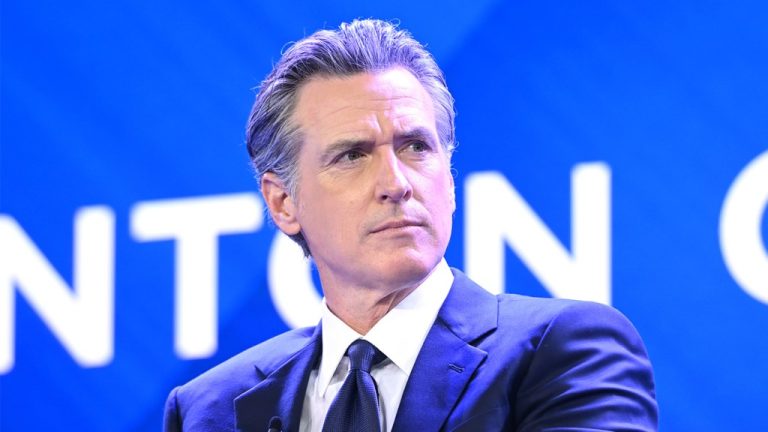 Le gouverneur Gavin Newsom explique pourquoi il ne s'est pas « davantage impliqué » publiquement dans les grèves d'Hollywood en « temps réel »
