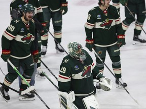 Le gardien de but du Wild du Minnesota, Marc-André Fleury, réagit après avoir remporté 5-0 un match de hockey de la LNH contre les Islanders de New York, le lundi 15 janvier 2024, à St. Paul, au Minnesota. Fleury a dépassé Patrick Roy pour la deuxième place des victoires en carrière dans la LNH avec 552.