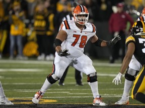 Le joueur de ligne offensive de l'Illinois, Isaiah Adams (78 ans), cherche à faire un blocage pendant la seconde moitié d'un match de football universitaire de la NCAA contre l'Iowa, le samedi 18 novembre 2023, à Iowa City, Iowa.