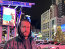 Daniel Tate recueille des signatures pour résister au changement de la place Yonge-Dundas en place Sankofa.  