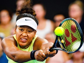 Naomi Osaka, du Japon, fait son retour lors de son match en simple féminin contre Karolina Pliskova, de la République tchèque, au tournoi international de tennis de Brisbane.