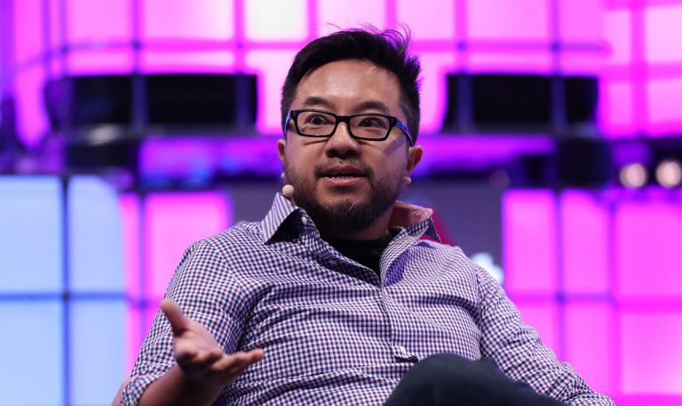 Le président de Y Combinator, Garry Tan, publie un tweet menaçant avant de le supprimer, en s’excusant : « Meurs lentement, enfoirés »