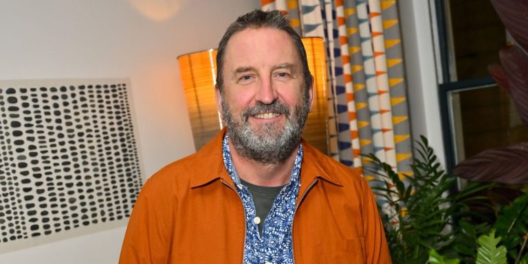 Lee Mack, hôte du 1% Club, partage l’ambition de Coronation Street
