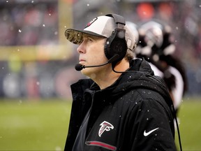 L'entraîneur-chef des Falcons d'Atlanta, Arthur Smith, regarde le tableau de bord dans le dernier moment de la défaite 37-17 de son équipe contre les Bears de Chicago lors d'un match de football de la NFL, le dimanche 31 décembre 2023, à Chicago.