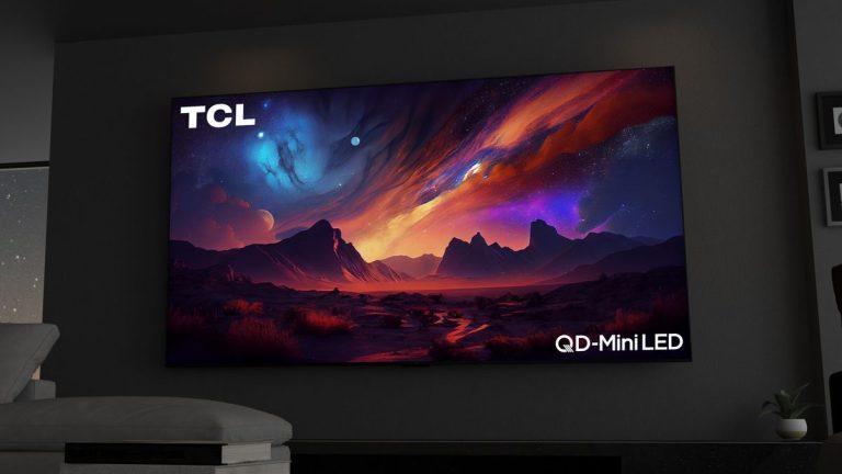 L’époustouflant téléviseur mini-LED QM89 de TCL mesure 115 pouces et a une luminosité maximale de 5 000 nits