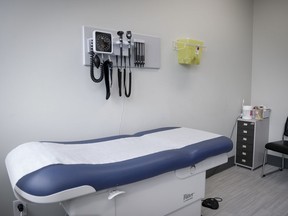 Une salle d'examen vue dans une clinique de santé à Calgary, le vendredi 14 juillet 2023. LA PRESSE CANADIENNE/Jeff McIntosh