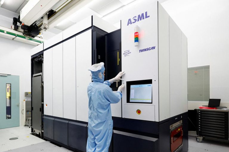 Les États-Unis auraient interrompu les expéditions de machines de fabrication de puces d’ASML vers la Chine quelques semaines avant l’interdiction.