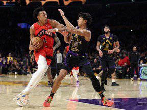 Les LA Lakers renversent les Raptors au nouveau look dans un thriller de fin de soirée