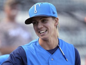 DOSSIER – Rachel Balkovec, manager des Tampa Tarpons, regarde depuis l'abri, tout en faisant ses débuts en tant que manager de ligue mineure des Tarpons, une filiale de classe A des Yankees de New York, le 8 avril 2022, à Lakeland, en Floride. Les Marlins de Miami sont en accord avec Rachel Balkovec, responsable de la ligue mineure des Yankees, pour devenir leur directrice du développement des joueurs, selon une personne proche du dossier.  La personne a confirmé un rapport de MLB.com sur l'embauche de Balkovec à l'Associated Press le mardi 8 janvier 2024, sous couvert d'anonymat car l'équipe n'avait pas annoncé l'accord.