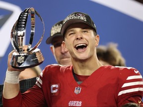 Brock Purdy des 49ers de San Francisco réagit alors qu'il détient le trophée George Halas après avoir battu les Lions de Détroit 34-31 lors du match de championnat NFC au Levi's Stadium, le dimanche 28 janvier 2024, à Santa Clara, en Californie.