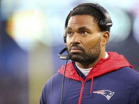 L'entraîneur des secondeurs des New England Patriots, Jerod Mayo, regarde depuis le banc de touche pendant la seconde moitié d'un match de football de la NFL contre les Jaguars de Jacksonville, le dimanche 2 janvier 2022, à Foxborough, Massachusetts.