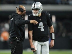 Le quarterback des Las Vegas Raiders Aidan O'Connell (4) s'entretient avec l'entraîneur-chef par intérim Antonio Pierce pendant la seconde moitié d'un match de football de la NFL contre les Denver Broncos, le dimanche 7 janvier 2024 à Las Vegas.