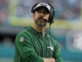 Le quart-arrière des Jets de New York, Aaron Rodgers, lève les yeux pendant la seconde moitié d'un match de football de la NFL contre les Dolphins de Miami.