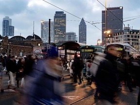 Les navetteurs à la gare centrale de Francfort, en Allemagne.