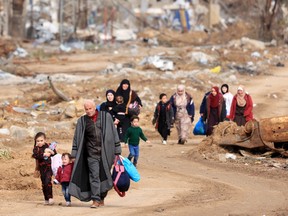 Un groupe de Palestiniens sortant de la ville de Gaza.