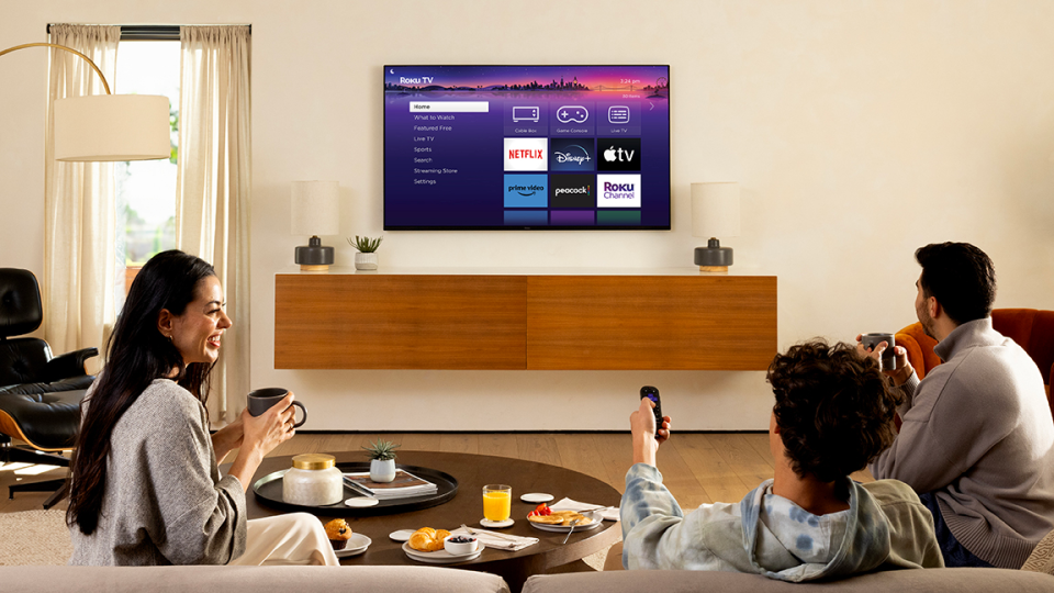 Une famille regardant un téléviseur Roku Pro Series