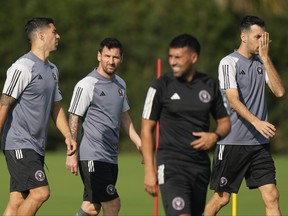 Luis Suarez de l'Inter Miami, à gauche, marche avec Lionel Messi et le défenseur Sergio Busquets lors d'une séance d'entraînement.